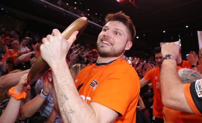Ruben Schott mit Meisterschale, Deutscher Meister BR Volleys Volleyball Playoff Finale 5.Spiel Bundesliga Herren Saison 2023 2024 28.04.2024 BR Volleys Berlin BRV vs. VfB Friedrichshafen