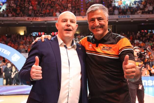 DEU, DVV, 1.VBL, BR Volleys vs. Friedrichshafen, Finale, 28.04.2024, Max-Schmeling-Halle, Berlin, DEU, DVV, 1.VBL, BR Volleys vs. Friedrichshafen, Finale, im Bild Trainer Joel Banks (BR Volleys), Manager Kaweh Niroomand (BR Volleys) Foto: Juergen Engler nordphoto GmbH