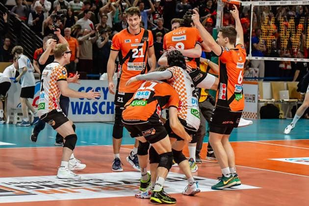 Volleyball 1.Bundesliga Herren Finale - Sp.5, Berlin Recycling Volleys vs. VfB Friedrichshafen 28.04.2024, xdanx, Volleyball 1.Bundesliga Herren Finale - Sp.5, Berlin Recycling Volleys vs. VfB Friedrichshafen, v.l. Deutscher Meister Berlin Recycling Volleys Adam Kowalski (BR Volleys 1),Tobias Krick (BR Volleys 21),Cody Kessel (BR Volleys 11),Satoshi Tsuiki (BR Volleys 2),Timothee Carle (BR Volleys 9),Johannes Tille (BR Volleys 6), Jubel ueber die gewonnene Meisterschaft Berlin Max Schmeling Halle Berlin Deutschland (DEU) Copyright: xDanielxLakomskix