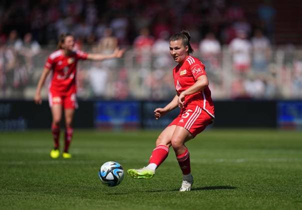 Dina Orschmann (Union Berlin) kontrolliert den ball, Regionalliga Nordost Frauen, Union Berlin vs Hertha Berlin, Stadion An der Alten Försterei am 28. April 2024 in Berlin, Deutschland. (Foto von Ulrik Pedersen DeFodi Images) Dina Orschmann (Union Berlin) controls the ball, Regionalliga Nordost Frauen, Union Berlin vs Hertha Berlin, Stadion An der Alten Försterei on April 28, 2024 in Berlin, Germany. (Photo by Ulrik Pedersen DeFodi Images) DFB DFL REGULATIONS PROHIBIT ANY USE OF PHOTOGRAPHS AS IMAGE SEQUENCES AND OR QUASI-VIDEO. Defodi-659_132033+01000967