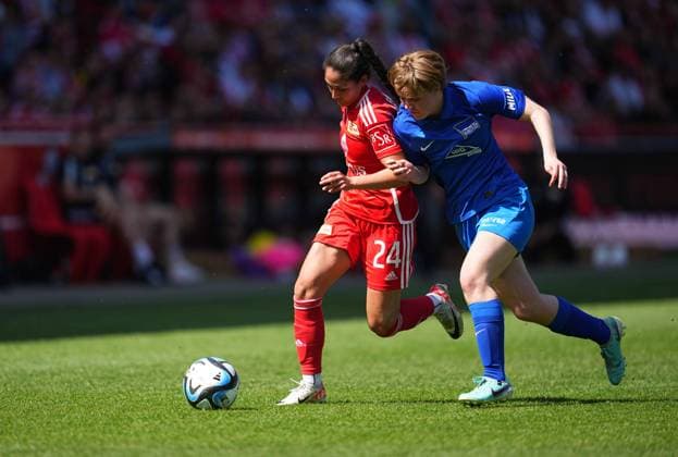 Fatma Sakar (Union Berlin) kontrolliert den ball, Regionalliga Nordost Frauen, Union Berlin vs Hertha Berlin, Stadion An der Alten Försterei am 28. April 2024 in Berlin, Deutschland. (Foto von Ulrik Pedersen DeFodi Images) Fatma Sakar (Union Berlin) controls the ball, Regionalliga Nordost Frauen, Union Berlin vs Hertha Berlin, Stadion An der Alten Försterei on April 28, 2024 in Berlin, Germany. (Photo by Ulrik Pedersen DeFodi Images) DFB DFL REGULATIONS PROHIBIT ANY USE OF PHOTOGRAPHS AS IMAGE SEQUENCES AND OR QUASI-VIDEO. Defodi-659_132255+01000896