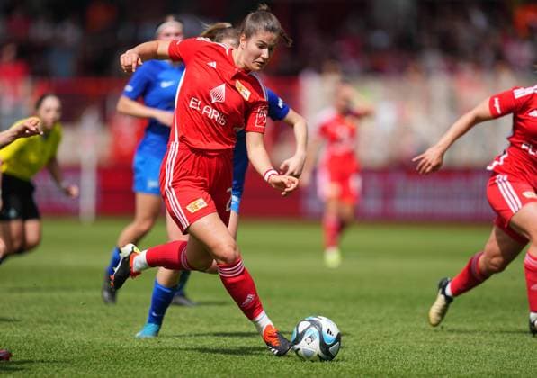 Lina Krauss (Union Berlin) kontrolliert den ball, Regionalliga Nordost Frauen, Union Berlin vs Hertha Berlin, Stadion An der Alten Försterei am 28. April 2024 in Berlin, Deutschland. (Foto von Ulrik Pedersen DeFodi Images) Lina Krauss (Union Berlin) controls the ball, Regionalliga Nordost Frauen, Union Berlin vs Hertha Berlin, Stadion An der Alten Försterei on April 28, 2024 in Berlin, Germany. (Photo by Ulrik Pedersen DeFodi Images) DFB DFL REGULATIONS PROHIBIT ANY USE OF PHOTOGRAPHS AS IMAGE SEQUENCES AND OR QUASI-VIDEO. Defodi-659_133446+01000550