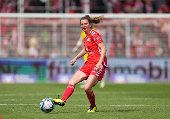 Marie Becker (Union Berlin) kontrolliert den ball, Regionalliga Nordost Frauen, Union Berlin vs Hertha Berlin, Stadion An der Alten Försterei am 28. April 2024 in Berlin, Deutschland. (Foto von Ulrik Pedersen DeFodi Images) Marie Becker (Union Berlin) controls the ball, Regionalliga Nordost Frauen, Union Berlin vs Hertha Berlin, Stadion An der Alten Försterei on April 28, 2024 in Berlin, Germany. (Photo by Ulrik Pedersen DeFodi Images) DFB DFL REGULATIONS PROHIBIT ANY USE OF PHOTOGRAPHS AS IMAGE SEQUENCES AND OR QUASI-VIDEO. Defodi-659_134244+01000843