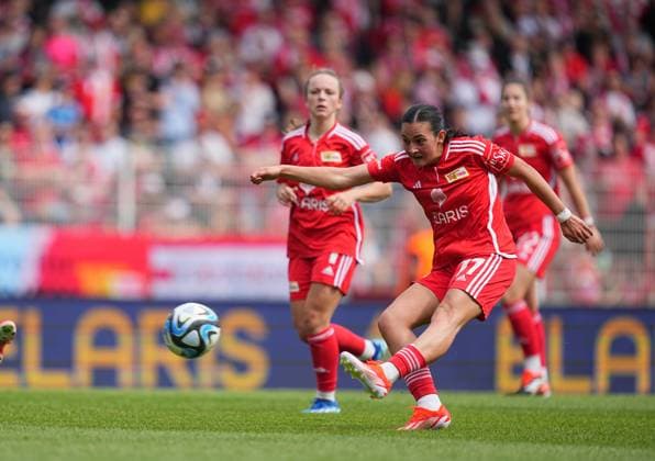 Elisa Spolaczyk (Union Berlin) schießt aufs Tor, Regionalliga Nordost Frauen, Union Berlin vs Hertha Berlin, Stadion An der Alten Försterei am 28. April 2024 in Berlin, Deutschland. (Foto von Ulrik Pedersen DeFodi Images) Elisa Spolaczyk (Union Berlin) shoots on goal, Regionalliga Nordost Frauen, Union Berlin vs Hertha Berlin, Stadion An der Alten Försterei on April 28, 2024 in Berlin, Germany. (Photo by Ulrik Pedersen DeFodi Images) DFB DFL REGULATIONS PROHIBIT ANY USE OF PHOTOGRAPHS AS IMAGE SEQUENCES AND OR QUASI-VIDEO. Defodi-659_141958+01000183