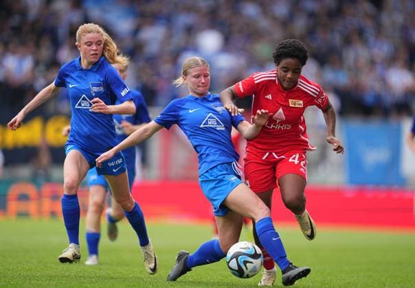 Naika Reissner (Union Berlin) kontrolliert den ball, Regionalliga Nordost Frauen, Union Berlin vs Hertha Berlin, Stadion An der Alten Försterei am 28. April 2024 in Berlin, Deutschland. (Foto von Ulrik Pedersen DeFodi Images) Naika Reissner (Union Berlin) controls the ball, Regionalliga Nordost Frauen, Union Berlin vs Hertha Berlin, Stadion An der Alten Försterei on April 28, 2024 in Berlin, Germany. (Photo by Ulrik Pedersen DeFodi Images) DFB DFL REGULATIONS PROHIBIT ANY USE OF PHOTOGRAPHS AS IMAGE SEQUENCES AND OR QUASI-VIDEO. Defodi-659_144751+01000272