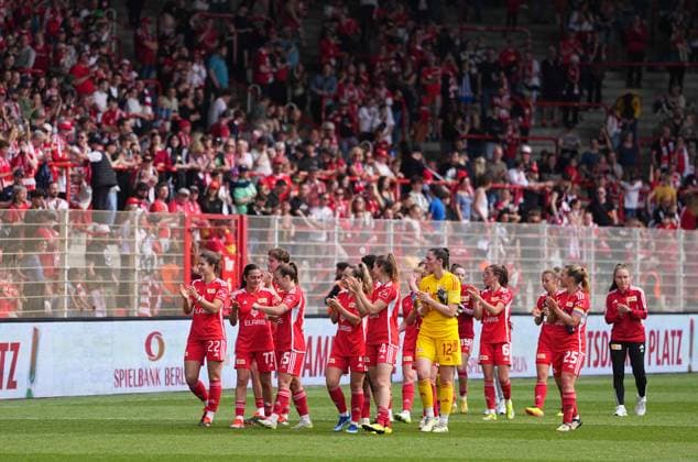 Mannschaft der Union Berlin, Regionalliga Nordost Frauen, Union Berlin vs Hertha Berlin, Stadion An der Alten Försterei am 28. April 2024 in Berlin, Deutschland. (Foto von Ulrik Pedersen DeFodi Images) Union Berlin team, Regionalliga Nordost Frauen, Union Berlin vs Hertha Berlin, Stadion An der Alten Försterei on April 28, 2024 in Berlin, Germany. (Photo by Ulrik Pedersen DeFodi Images) DFB DFL REGULATIONS PROHIBIT ANY USE OF PHOTOGRAPHS AS IMAGE SEQUENCES AND OR QUASI-VIDEO. Defodi-659_145938+01000626