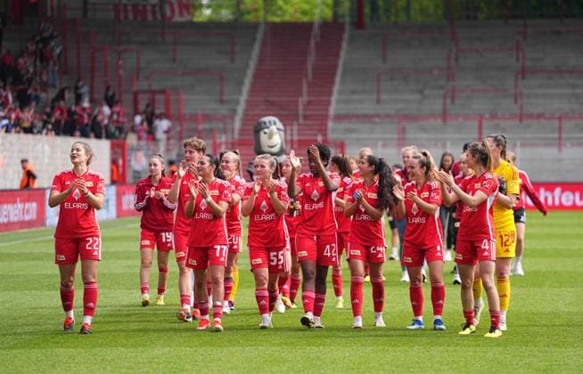 Mannschaft der Union Berlin, Regionalliga Nordost Frauen, Union Berlin vs Hertha Berlin, Stadion An der Alten Försterei am 28. April 2024 in Berlin, Deutschland. (Foto von Ulrik Pedersen DeFodi Images) Union Berlin team, Regionalliga Nordost Frauen, Union Berlin vs Hertha Berlin, Stadion An der Alten Försterei on April 28, 2024 in Berlin, Germany. (Photo by Ulrik Pedersen DeFodi Images) DFB DFL REGULATIONS PROHIBIT ANY USE OF PHOTOGRAPHS AS IMAGE SEQUENCES AND OR QUASI-VIDEO. Defodi-659_150007+01000785