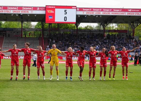 Mannschaft der Union Berlin, Regionalliga Nordost Frauen, Union Berlin vs Hertha Berlin, Stadion An der Alten Försterei am 28. April 2024 in Berlin, Deutschland. (Foto von Ulrik Pedersen DeFodi Images) Union Berlin team, Regionalliga Nordost Frauen, Union Berlin vs Hertha Berlin, Stadion An der Alten Försterei on April 28, 2024 in Berlin, Germany. (Photo by Ulrik Pedersen DeFodi Images) DFB DFL REGULATIONS PROHIBIT ANY USE OF PHOTOGRAPHS AS IMAGE SEQUENCES AND OR QUASI-VIDEO. Defodi-659_150040+01000421