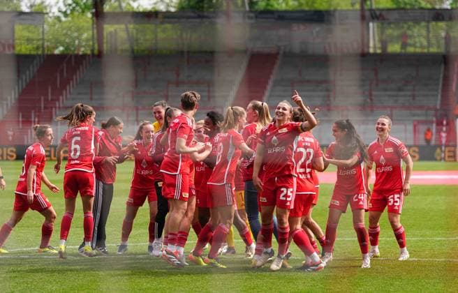 Mannschaft der Union Berlin, Regionalliga Nordost Frauen, Union Berlin vs Hertha Berlin, Stadion An der Alten Försterei am 28. April 2024 in Berlin, Deutschland. (Foto von Ulrik Pedersen DeFodi Images) Union Berlin team, Regionalliga Nordost Frauen, Union Berlin vs Hertha Berlin, Stadion An der Alten Försterei on April 28, 2024 in Berlin, Germany. (Photo by Ulrik Pedersen DeFodi Images) DFB DFL REGULATIONS PROHIBIT ANY USE OF PHOTOGRAPHS AS IMAGE SEQUENCES AND OR QUASI-VIDEO. Defodi-659_150147+01000326
