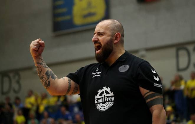 Stuttgart , Volleyball Bundesliga Frauen PlayOff Finale Spiel 5, SSC Palmberg Schwerin vs. Allianz MTV Stuttgart , Trainer Konstantin Bitter (Allianz MTV Stuttgart)
