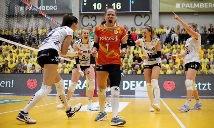 Stuttgart , Volleyball Bundesliga Frauen PlayOff Finale Spiel 5, SSC Palmberg Schwerin vs. Allianz MTV Stuttgart , Jubel Allianz MTV Stuttgart , Roosa Koskelo