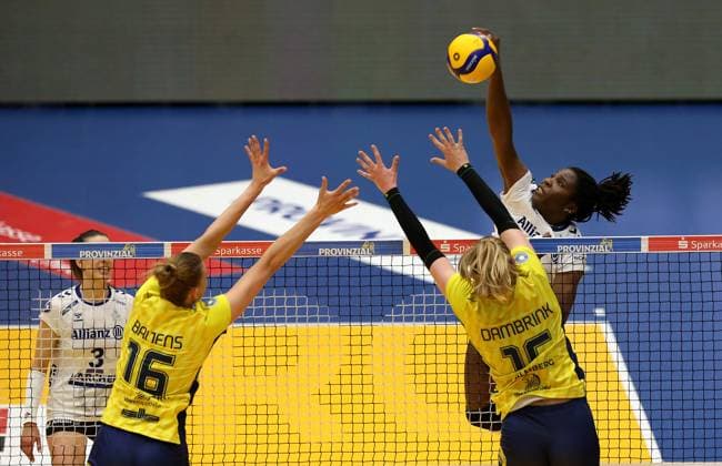 Stuttgart , Volleyball Bundesliga Frauen PlayOff Finale Spiel 5, SSC Palmberg Schwerin vs. Allianz MTV Stuttgart , (L-R) Indy Baijens (SSC Palmberg Schwerin), Elles Dambrink (SSC Palmberg Schwerin), Krystal Rivers (Allianz MTV Stuttgart)