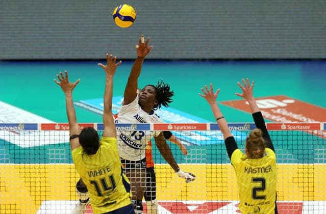 Stuttgart , Volleyball Bundesliga Frauen PlayOff Finale Spiel 5, SSC Palmberg Schwerin vs. Allianz MTV Stuttgart , (L-R) Jazmine White (SSC Palmberg Schwerin), Krystal Rivers (Allianz MTV Stuttgart), Pia KÅ stner (SSC Palmberg Schwerin)