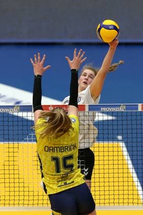 Stuttgart , Volleyball Bundesliga Frauen PlayOff Finale Spiel 5, SSC Palmberg Schwerin vs. Allianz MTV Stuttgart , (L-R) Laura Emonts (SSC Palmberg Schwerin), Jolien Knollema (Allianz MTV Stuttgart)