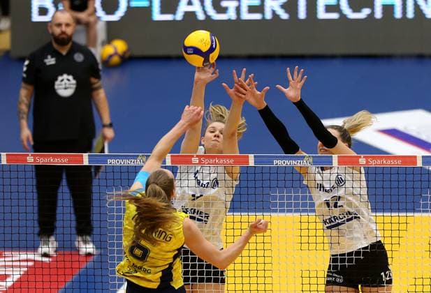 Stuttgart , Volleyball Bundesliga Frauen PlayOff Finale Spiel 5, SSC Palmberg Schwerin vs. Allianz MTV Stuttgart , (L-R) Nova Marring (SSC Palmberg Schwerin), Eline Timmerman (Allianz MTV Stuttgart), Britt Bongaerts (Allianz MTV Stuttgart)