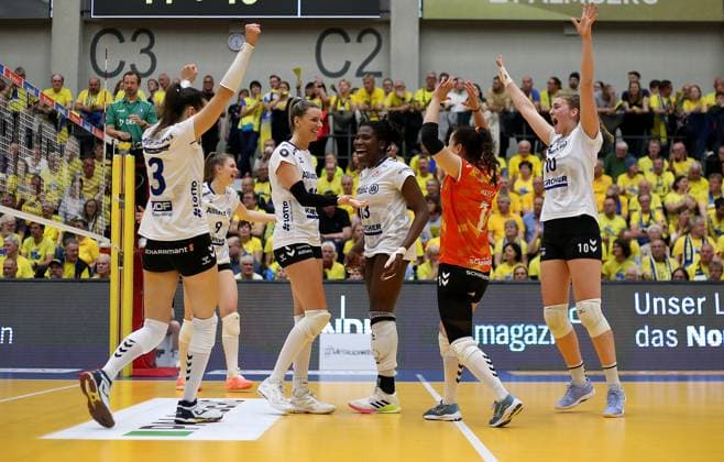 Stuttgart , Volleyball Bundesliga Frauen PlayOff Finale Spiel 5, SSC Palmberg Schwerin vs. Allianz MTV Stuttgart , Jubel Allianz MTV Stuttgart , von links: Maria Segura Palleres Britt Bongaerts Krystal Rivers Roosa Koskelo Jolien Knollema