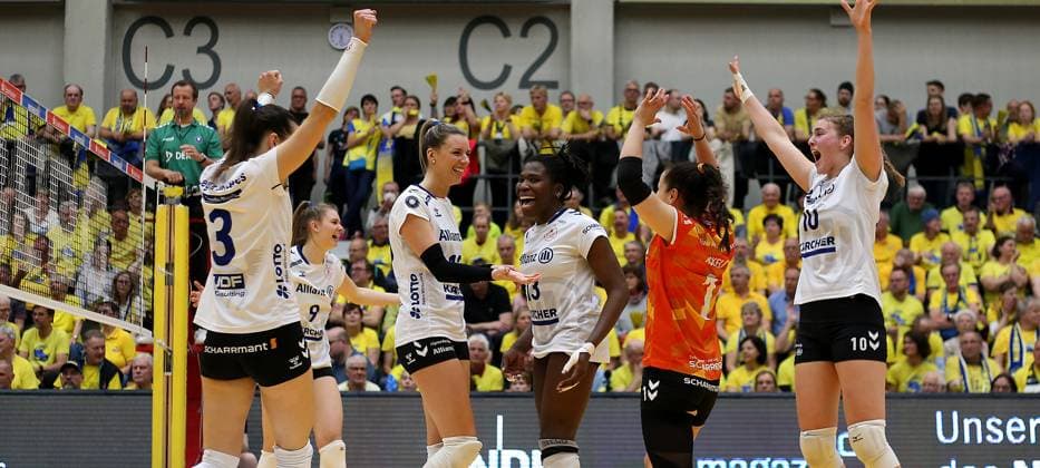 Stuttgart , Volleyball Bundesliga Frauen PlayOff Finale Spiel 5, SSC Palmberg Schwerin vs. Allianz MTV Stuttgart , Jubel Allianz MTV Stuttgart , von links: Maria Segura Palleres Britt Bongaerts Krystal Rivers Roosa Koskelo Jolien Knollema