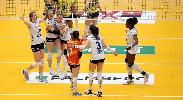 Stuttgart , Volleyball Bundesliga Frauen PlayOff Finale Spiel 5, SSC Palmberg Schwerin vs. Allianz MTV Stuttgart , Jubel Allianz MTV Stuttgart