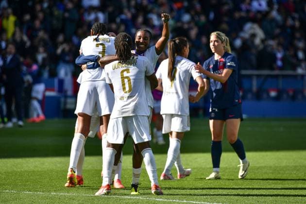 PSG vs Olympique Lyonnais Women Champions League FA Olympique Lyonnais?s players celebrate winning over Paris Saint-Germain at the end of the Women s UEFA Champions League football match at the Parc des Princes stadium in Paris, on April 28, 2024. Photo by Firas Abdullah ABACAPRESS.COM  Copyright: xAbdullahxFiras ABACAx