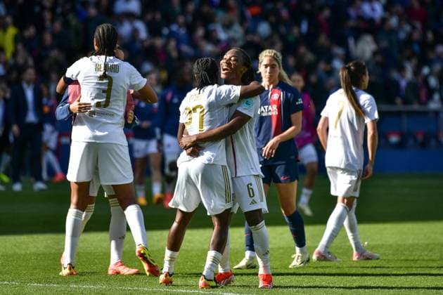 PSG vs Olympique Lyonnais Women Champions League FA Olympique Lyonnais?s players celebrate winning over Paris Saint-Germain at the end of the Women s UEFA Champions League football match at the Parc des Princes stadium in Paris, on April 28, 2024. Photo by Firas Abdullah ABACAPRESS.COM  Copyright: xAbdullahxFiras ABACAx