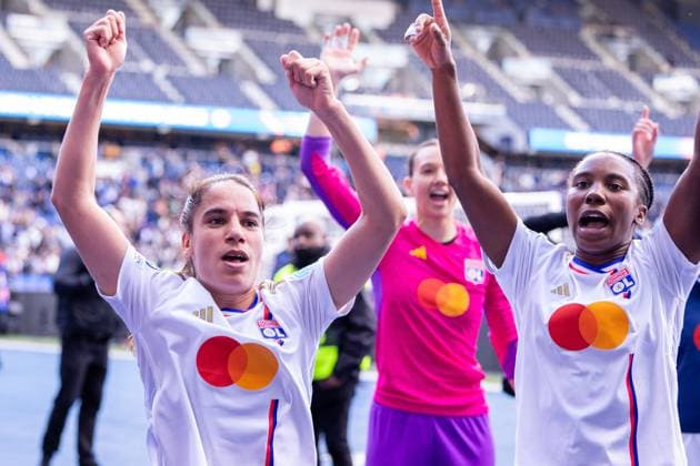 Paris, France Amel Majri (7 Olympique Lyonnais) and Vicky Becho (27 Olympique Lyonnais) celebrate their qualification to the finale during the UEFA Womens Champions League semi-final game between Paris Saint-Germain and Olympique Lyonnais at Parc des Princes in Paris, France. (Pauline FIGUET SPP) Copyright: xPaulinexFIGUETx xSPPx spp-en-PaFiSp-PF_PSGvOL800