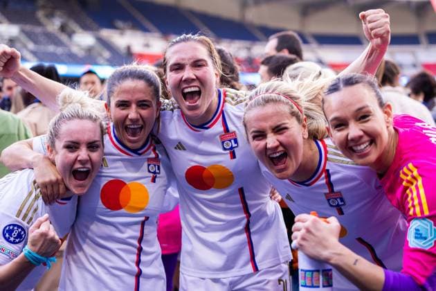 Sport Bilder des Tages Paris, France Ellie Carpenter (12 Olympique Lyonnais) Danielle Van de Donk (17 Olympique Lyonnais) Vanessa Gilles (21 Olympique Lyonnais) Lindsey Horan (26 Olympique Lyonnais) and Goalkeeper Christiane Endler (1 Olympique Lyonnais) celebrate their qualification to the finale during the UEFA Womens Champions League semi-final game between Paris Saint-Germain and Olympique Lyonnais at Parc des Princes in Paris, France. (Pauline FIGUET SPP) Copyright: xPaulinexFIGUETx xSPPx spp-en-PaFiSp-PF_PSGvOL811