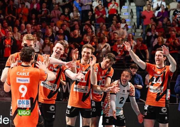 Volleyball 1.Bundesliga Herren Finale - Sp.5, Berlin Recycling Volleys vs. VfB Friedrichshafen 28.04.2024, xdanx, Volleyball 1.Bundesliga Herren Finale - Sp.5, Berlin Recycling Volleys vs. VfB Friedrichshafen, v.l. Deutscher Meister Berlin Recycling Volleys Timothee Carle (BR Volleys 9),Saso Stalekar (BR Volleys 12),Marek Sotola (BR Volleys 17),Cody Kessel (BR Volleys 11),Daniel Malescha (BR Volleys 10),Satoshi Tsuiki (BR Volleys 2),Leon Dervisaj (BR Volleys 14), Jubel ueber die gewonnene Meisterschaft Berlin Max Schmeling Halle Berlin Deutschland (DEU) Copyright: xDanielxLakomskix