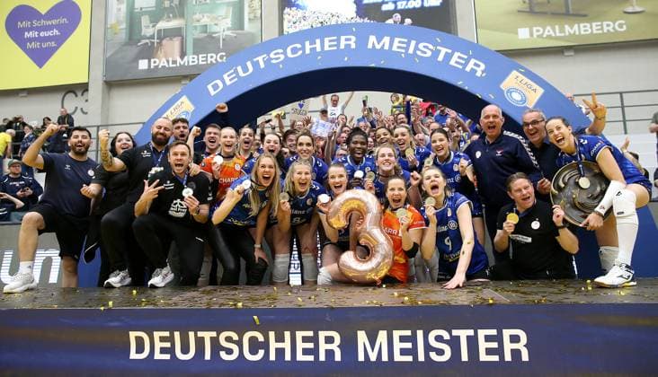 Stuttgart , Volleyball Bundesliga Frauen PlayOff Finale Spiel 5, SSC Palmberg Schwerin vs. Allianz MTV Stuttgart , Allianz MTV Stuttgart feiert den Gewinn des Deutschen Volleyball Meister