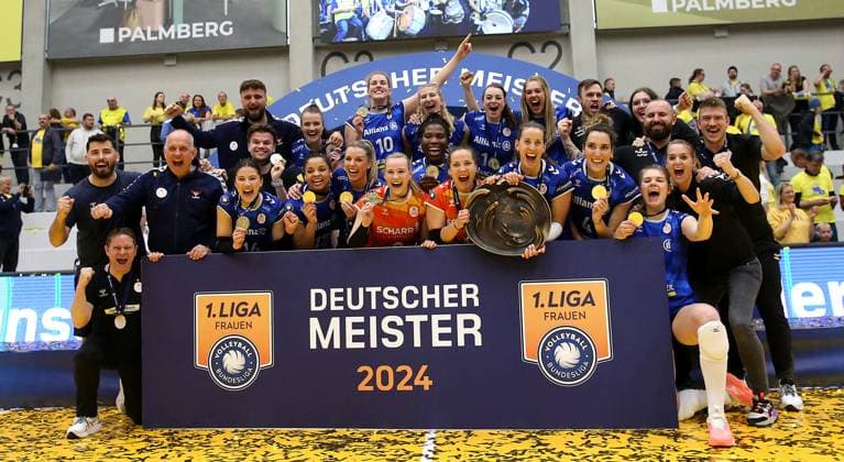 Stuttgart , Volleyball Bundesliga Frauen PlayOff Finale Spiel 5, SSC Palmberg Schwerin vs. Allianz MTV Stuttgart , Allianz MTV Stuttgart feiert den Gewinn des Deutschen Volleyball Meister