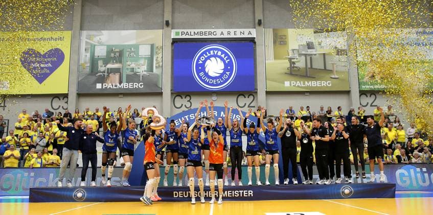 Stuttgart , Volleyball Bundesliga Frauen PlayOff Finale Spiel 5, SSC Palmberg Schwerin vs. Allianz MTV Stuttgart , Allianz MTV Stuttgart feiert den Gewinn des Deutschen Volleyball Meister