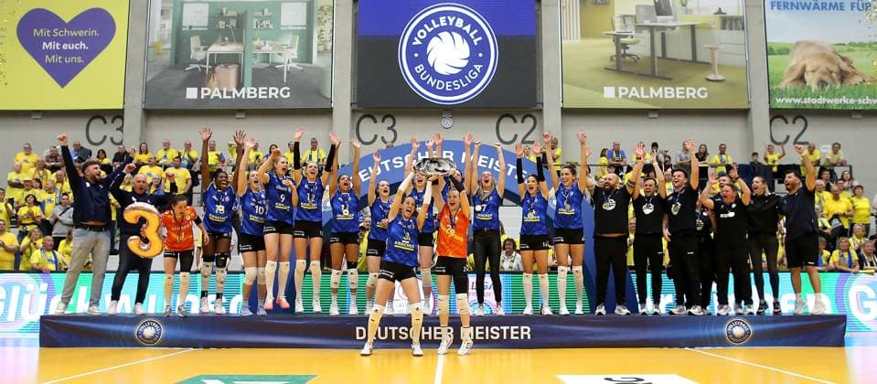 Stuttgart , Volleyball Bundesliga Frauen PlayOff Finale Spiel 5, SSC Palmberg Schwerin vs. Allianz MTV Stuttgart , Allianz MTV Stuttgart feiert den Gewinn des Deutschen Volleyball Meister