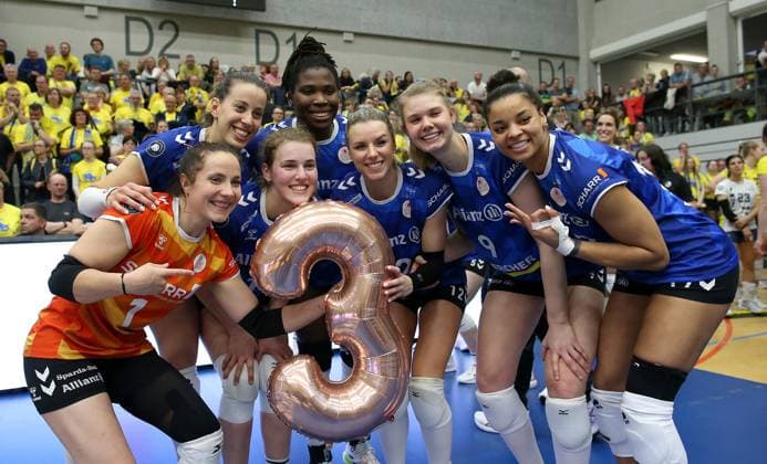 Stuttgart , Volleyball Bundesliga Frauen PlayOff Finale Spiel 5, SSC Palmberg Schwerin vs. Allianz MTV Stuttgart , Allianz MTV Stuttgart feiert den Gewinn des Deutschen Volleyball Meister