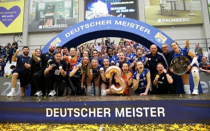 Sport Bilder des Tages Stuttgart , Volleyball Bundesliga Frauen PlayOff Finale Spiel 5, SSC Palmberg Schwerin vs. Allianz MTV Stuttgart , Allianz MTV Stuttgart feiert den Gewinn des Deutschen Volleyball Meister
