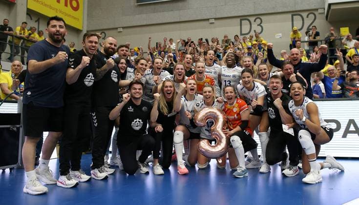 Stuttgart , Volleyball Bundesliga Frauen PlayOff Finale Spiel 5, SSC Palmberg Schwerin vs. Allianz MTV Stuttgart , Allianz MTV Stuttgart feiert den Gewinn des Deutschen Volleyball Meister