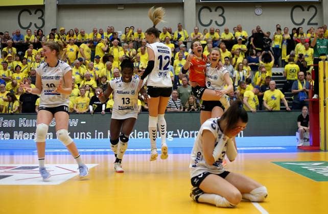 Stuttgart , Volleyball Bundesliga Frauen PlayOff Finale Spiel 5, SSC Palmberg Schwerin vs. Allianz MTV Stuttgart , Allianz MTV Stuttgart feiert den Gewinn des Deutschen Volleyball Meister