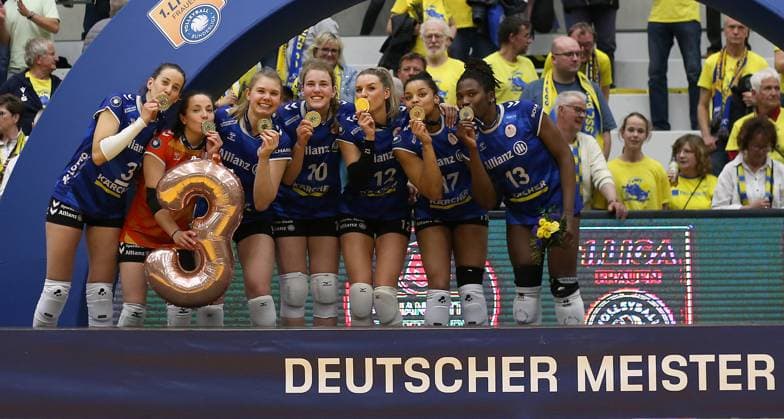 Stuttgart , Volleyball Bundesliga Frauen PlayOff Finale Spiel 5, SSC Palmberg Schwerin vs. Allianz MTV Stuttgart , Allianz MTV Stuttgart feiert den Gewinn des Deutschen Volleyball Meister