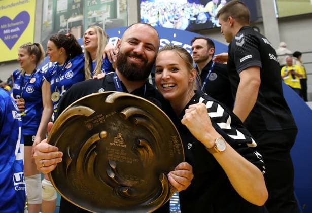 Stuttgart , Volleyball Bundesliga Frauen PlayOff Finale Spiel 5, SSC Palmberg Schwerin vs. Allianz MTV Stuttgart , (L-R) Trainer Konstantin Bitter (Allianz MTV Stuttgart), Sportdirektorin Kim Renkema (Allianz MTV Stuttgart) feiern den Gewinn des Deutschen Volleyball Meister