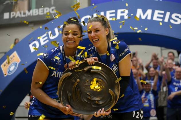 Stuttgart , Volleyball Bundesliga Frauen PlayOff Finale Spiel 5, SSC Palmberg Schwerin vs. Allianz MTV Stuttgart , (L-R) Alexis Hart (Allianz MTV Stuttgart) und Britt Bongaerts (Allianz MTV Stuttgart) feiern den Gewinn des Deutschen Volleyball Meister