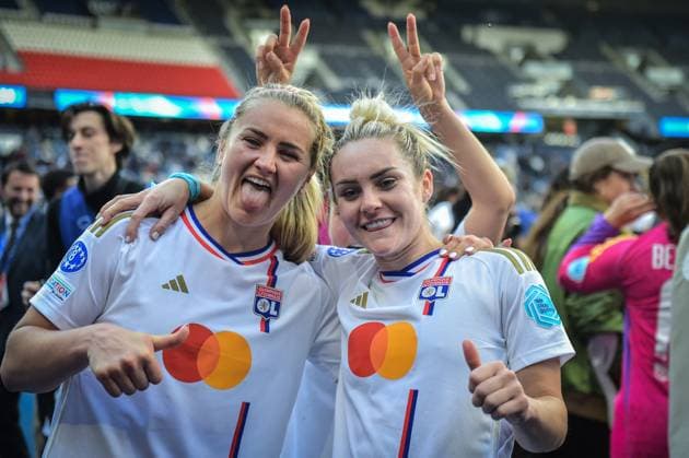 Sport Bilder des Tages PSG vs Olympique Lyonnais Women Champions League FA Olympique Lyonnais? defender Ellie Carpenter (R) celebrates with Olympique Lyonnais? midfielder Lindsey Horan their win over Paris Saint-Germain at the end of the Women s UEFA Champions League football match at the Parc des Princes stadium in Paris, on April 28, 2024. Photo by Firas Abdullah ABACAPRESS.COM  Copyright: xAbdullahxFiras ABACAx