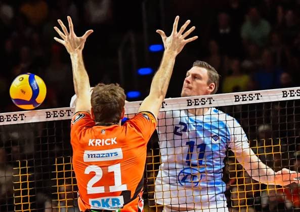 28.04.2024, xlakx, Volleyball 1.Bundesliga Herren Finale - Sp.5 emspor, Berlin Recycling Volleys vs. VfB Friedrichshafen, v.l. Tobias Krick (BR Volleys 21),Marcus Boehme (VfB Friedrichshafen 11),am Netz Berlin