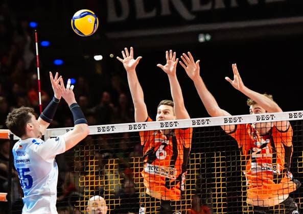 28.04.2024, xlakx, Volleyball 1.Bundesliga Herren Finale - Sp.5 emspor, Berlin Recycling Volleys vs. VfB Friedrichshafen, v.l. Jackson Young (VfB Friedrichshafen 15),Johannes Tille (BR Volleys 6),Tobias Krick (BR Volleys 21),am Netz Berlin
