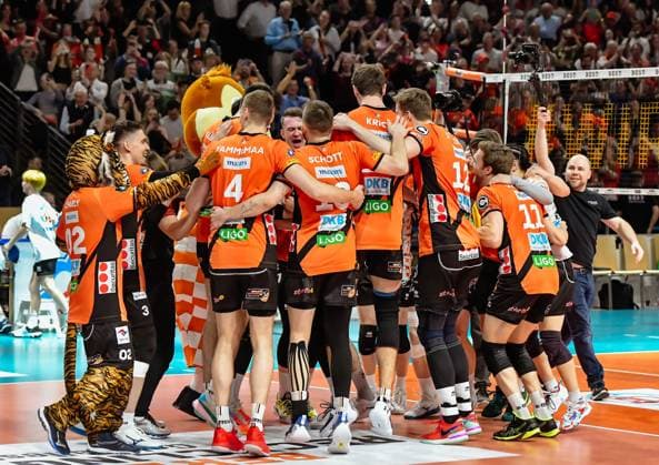 28.04.2024, xlakx, Volleyball 1.Bundesliga Herren Finale - Sp.5 emspor, Berlin Recycling Volleys vs. VfB Friedrichshafen, v.l. Spielende Deutscher Volleyball Meister die Mannschaft von BR Volleys umarmen sich im Kreis,Jubel nach Spielende Berlin