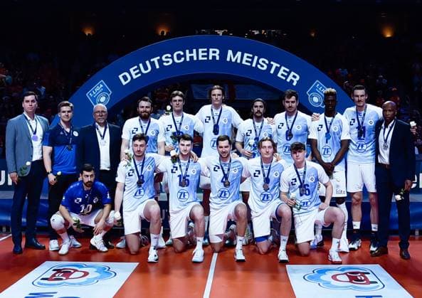 28.04.2024, xlakx, Volleyball 1.Bundesliga Herren Finale - Sp.5 emspor, Berlin Recycling Volleys vs. VfB Friedrichshafen, v.l. Die Mannschaft von VfB Friedrichshafen bei der Siegerehrung Berlin