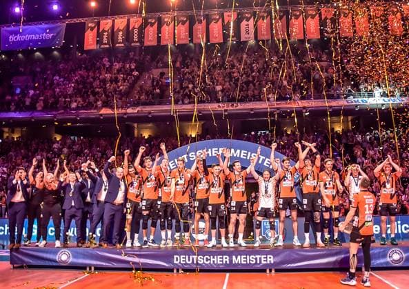 28.04.2024, xlakx, Volleyball 1.Bundesliga Herren Finale - Sp.5 emspor, Berlin Recycling Volleys vs. VfB Friedrichshafen, v.l. Die Mannschaft von Berlin Recycling Volleys bei der Siegerehrung Berlin
