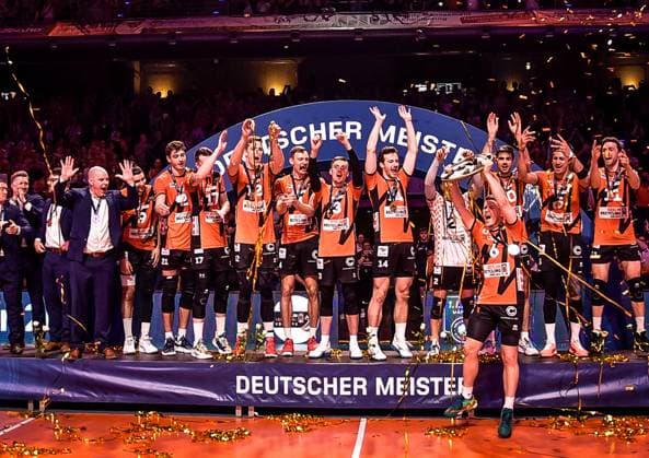 28.04.2024, xlakx, Volleyball 1.Bundesliga Herren Finale - Sp.5 emspor, Berlin Recycling Volleys vs. VfB Friedrichshafen, v.l. Die Mannschaft von Berlin Recycling Volleys bei der Siegerehrung,Johannes Tille (BR Volleys 6) haelt die Meisterschale in der Hand Berlin