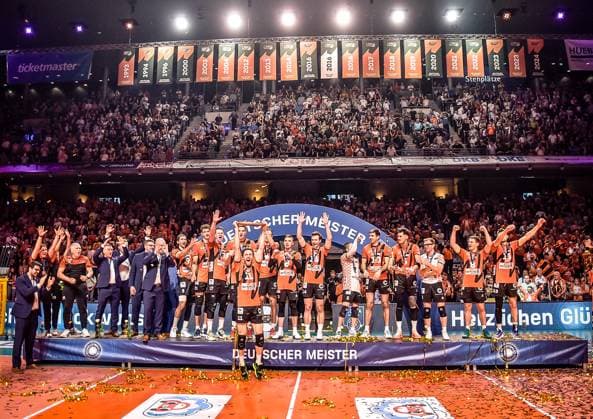 Sport Bilder des Tages 28.04.2024, xlakx, Volleyball 1.Bundesliga Herren Finale - Sp.5 emspor, Berlin Recycling Volleys vs. VfB Friedrichshafen, v.l. Die Mannschaft von Berlin Recycling Volleys bei der Siegerehrung,Cody Kessel (BR Volleys 11) haelt die Meisterschale in der Hand Berlin
