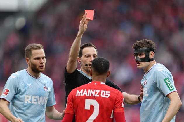 Sport Themen der Woche KW17 Sport Bilder des Tages 28.04.2024, Fussball Bundesliga, 1. FSV Mainz 05 - 1. FC Köln, emonline, emspor, v.l., Schiedsrichter Benjamin Brand zeigt Phillipp Mwene (FSV Mainz 05) die Rote Karte, red card for, Platzverweis, Game Misconduct DFL DFB REGULATIONS PROHIBIT ANY USE OF PHOTOGRAPHS AS IMAGE SEQUENCES AND OR QUASI-VIDEO. xdcx *** 28 04 2024, Soccer Bundesliga, 1 FSV Mainz 05 1 FC Köln, emonline, emspor, v l , Referee Benjamin Brand shows Phillipp Mwene FSV Mainz 05 the red card, red card for, sending off, Game Misconduct DFL DFB REGULATIONS PROHIBIT ANY USE OF PHOTOGRAPHS AS IMAGE SEQUENCES AND OR QUASI VIDEO xdcx Copyright: HMBxMedia Claus
