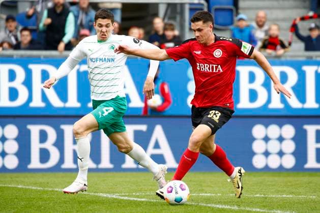 28.04.2024, xavx, Fussball 2.Bundesliga, SV Wehen Wiesbaden - SpVgg Greuther Fuerth emspor, v.l. Damian Michalski (SpVgg Greuther Fürth), John Iredale (SV Wehen Wiesbaden) (DFL DFB REGULATIONS PROHIBIT ANY USE OF PHOTOGRAPHS as IMAGE SEQUENCES and or QUASI-VIDEO) Wiesbaden
