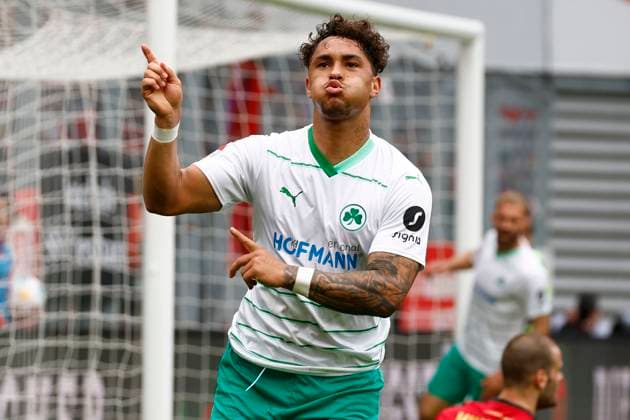 28.04.2024, xavx, Fussball 2.Bundesliga, SV Wehen Wiesbaden - SpVgg Greuther Fuerth emspor, v.l. Armindo Sieb (SpVgg Greuther Fürth) celebrate the goal, Der Torjubel zum 2:2 (DFL DFB REGULATIONS PROHIBIT ANY USE OF PHOTOGRAPHS as IMAGE SEQUENCES and or QUASI-VIDEO) Wiesbaden
