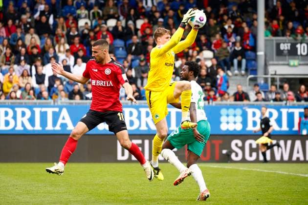 28.04.2024, xavx, Fussball 2.Bundesliga, SV Wehen Wiesbaden - SpVgg Greuther Fuerth emspor, v.l. Ivan Prtajin (SV Wehen Wiesbaden), Torwart Jonas Urbig (SpVgg Greuther Fürth), Gideon Jung (SpVgg Greuther Fürth) (DFL DFB REGULATIONS PROHIBIT ANY USE OF PHOTOGRAPHS as IMAGE SEQUENCES and or QUASI-VIDEO) Wiesbaden
